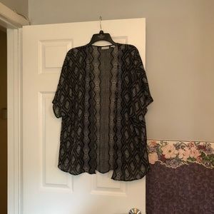 Black & white short sleeve duster